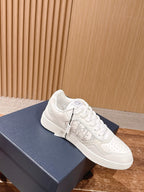 Weiße und graue Turnschuhe