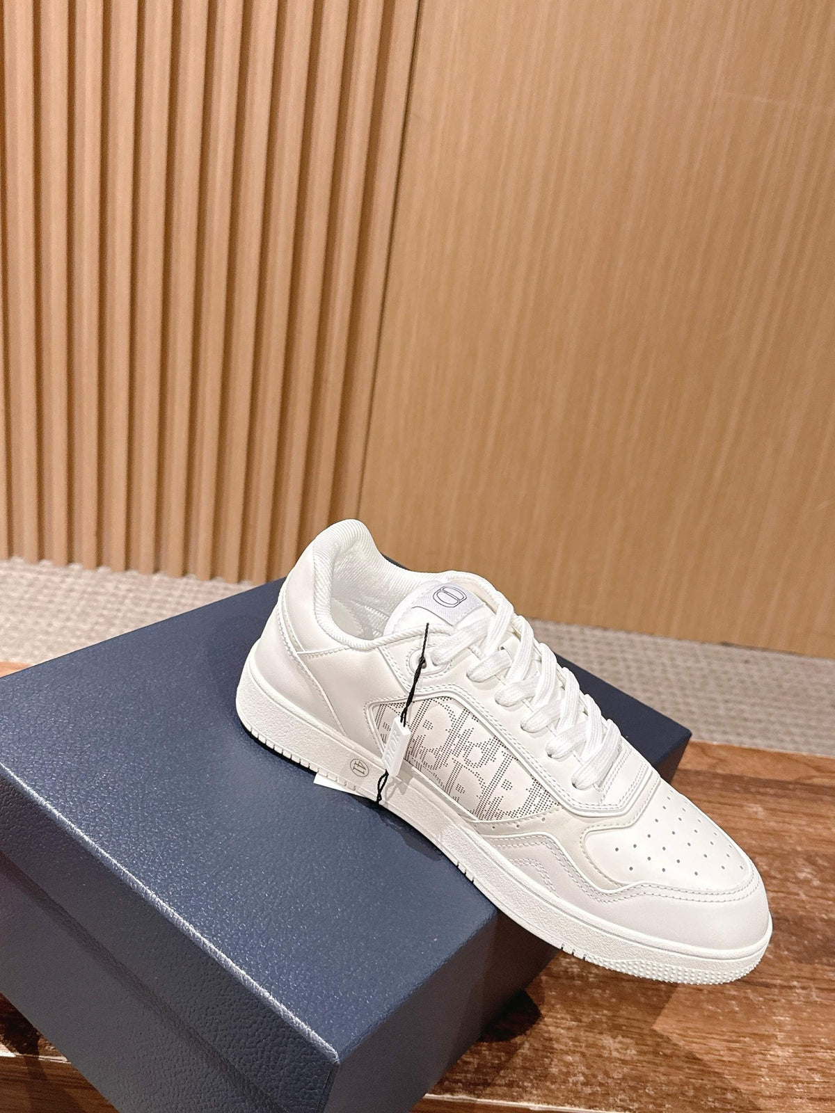 Weiße und graue Turnschuhe