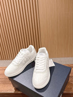 Weiße und graue Turnschuhe