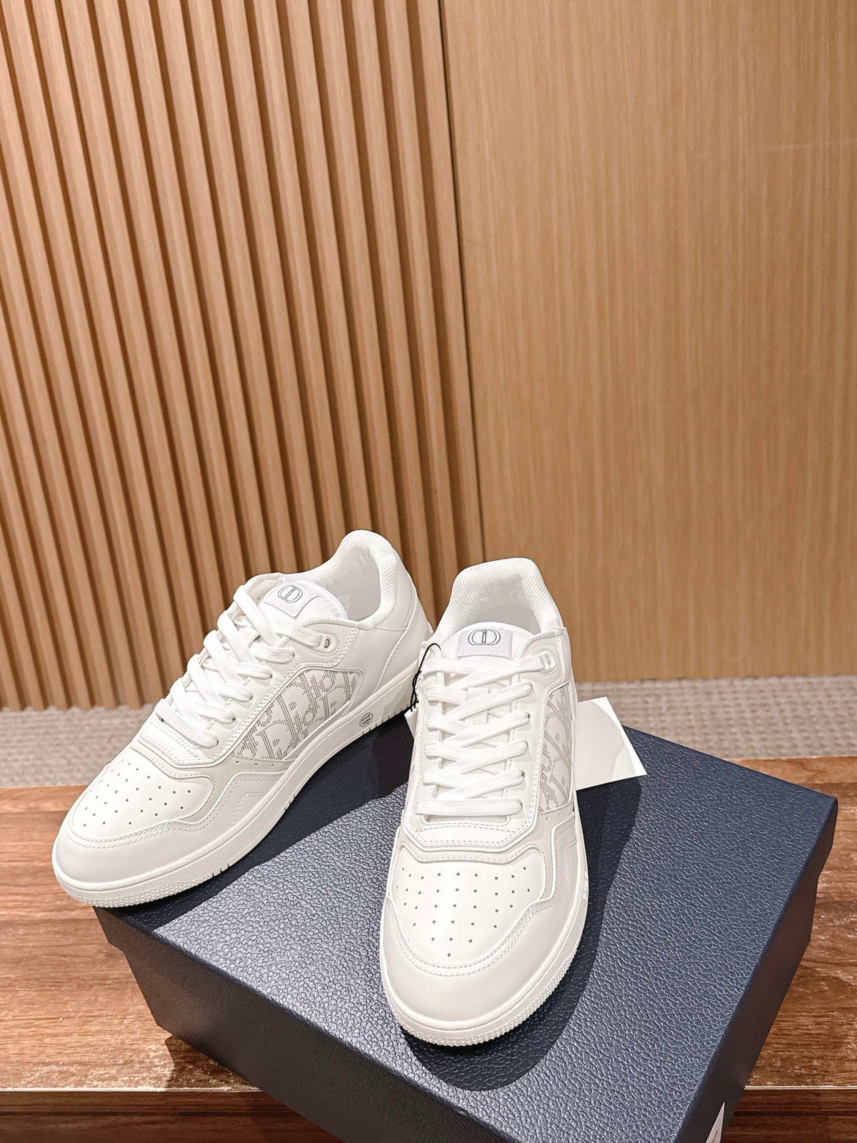 Weiße und graue Turnschuhe
