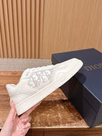 Weiße und graue Turnschuhe