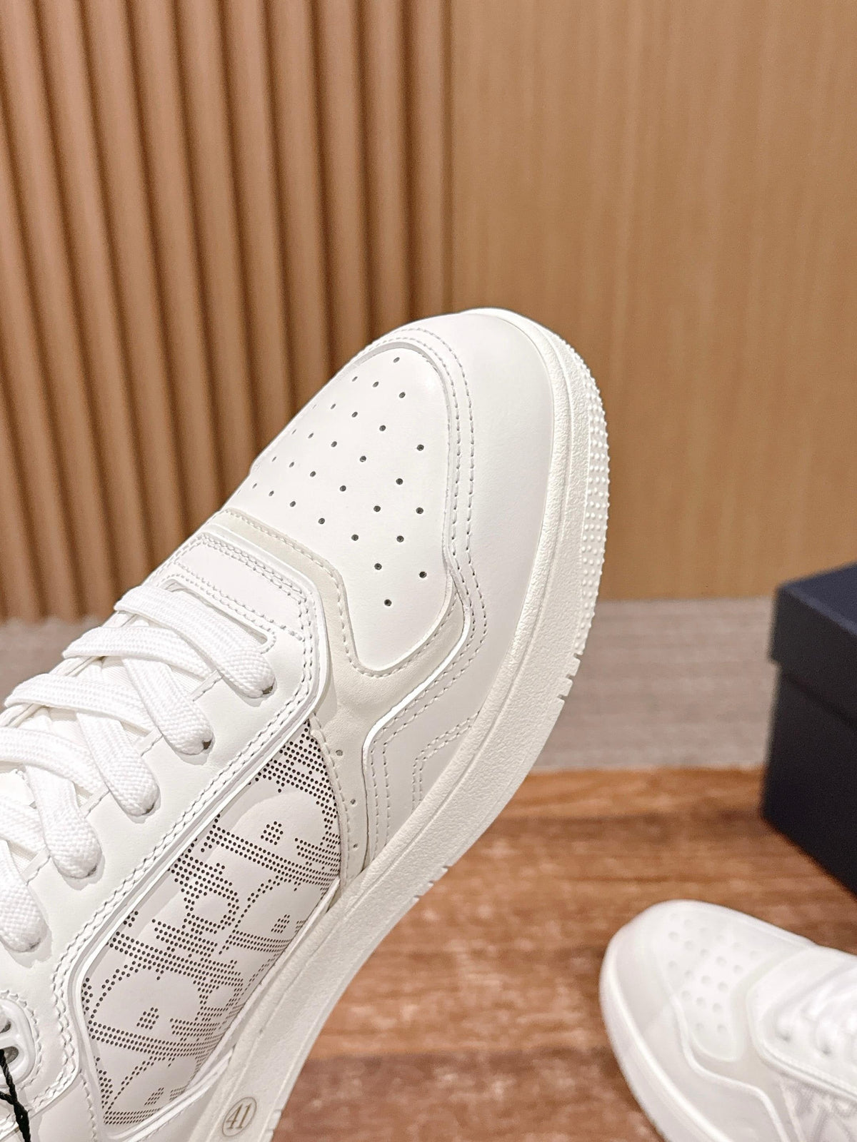 Weiße und graue Turnschuhe