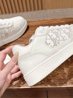 Weiße und graue Turnschuhe