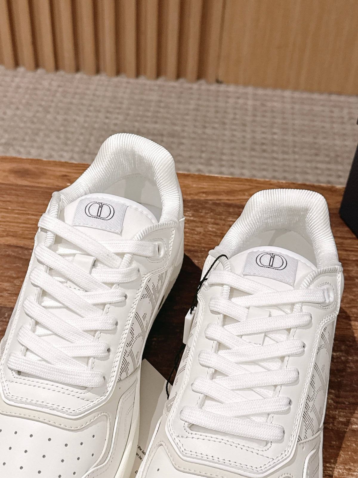 Weiße und graue Turnschuhe