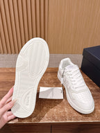 Weiße und graue Turnschuhe