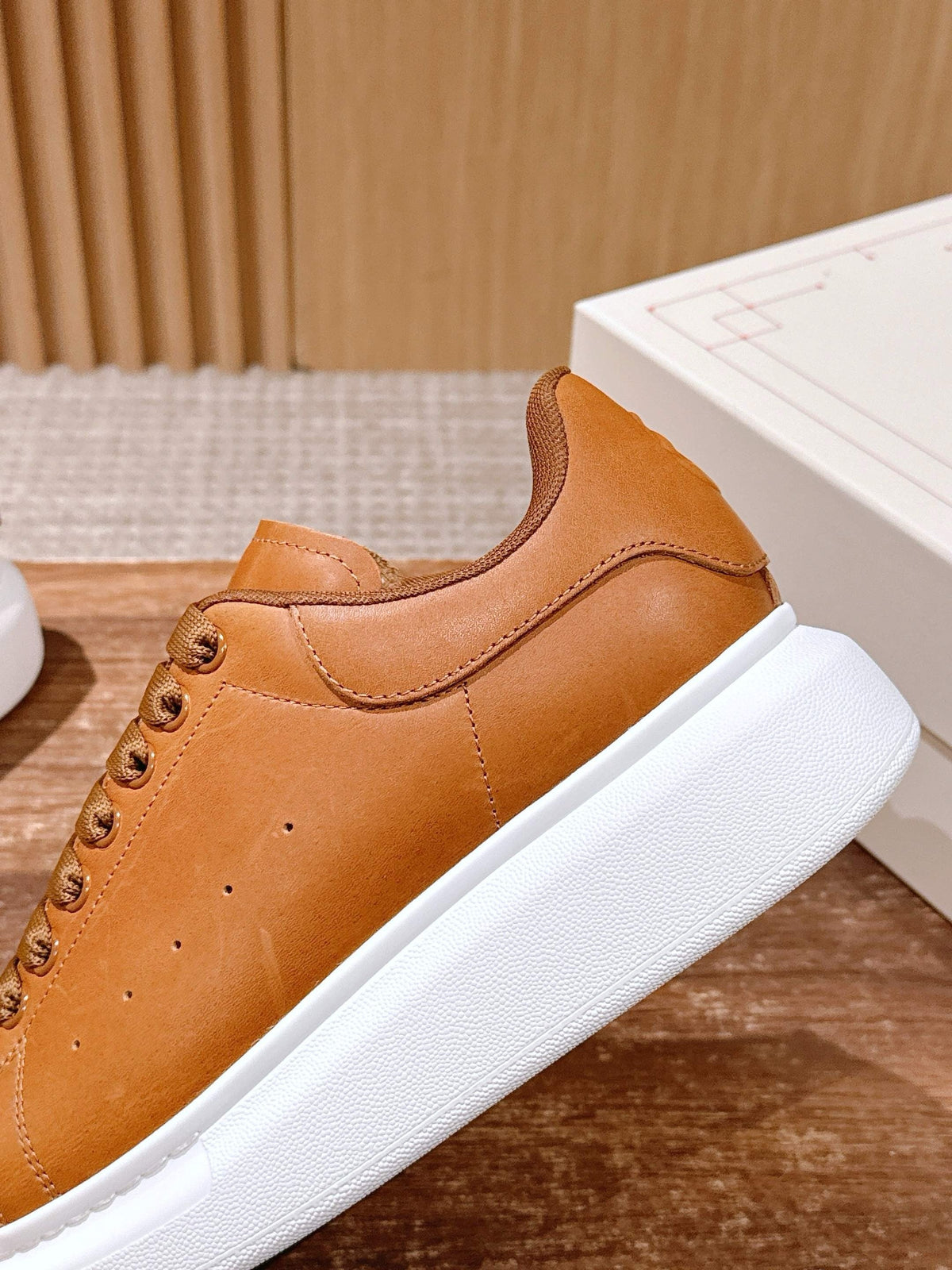 Weiß-braune Sneaker
