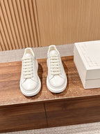 Schwarz-weiße Sneakers