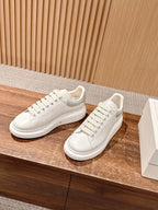 Schwarz-weiße Sneakers