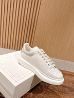 Schwarz-weiße Sneakers