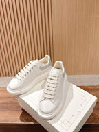 Schwarz-weiße Sneakers