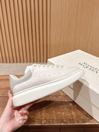 Schwarz-weiße Sneakers
