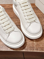 Schwarz-weiße Sneakers