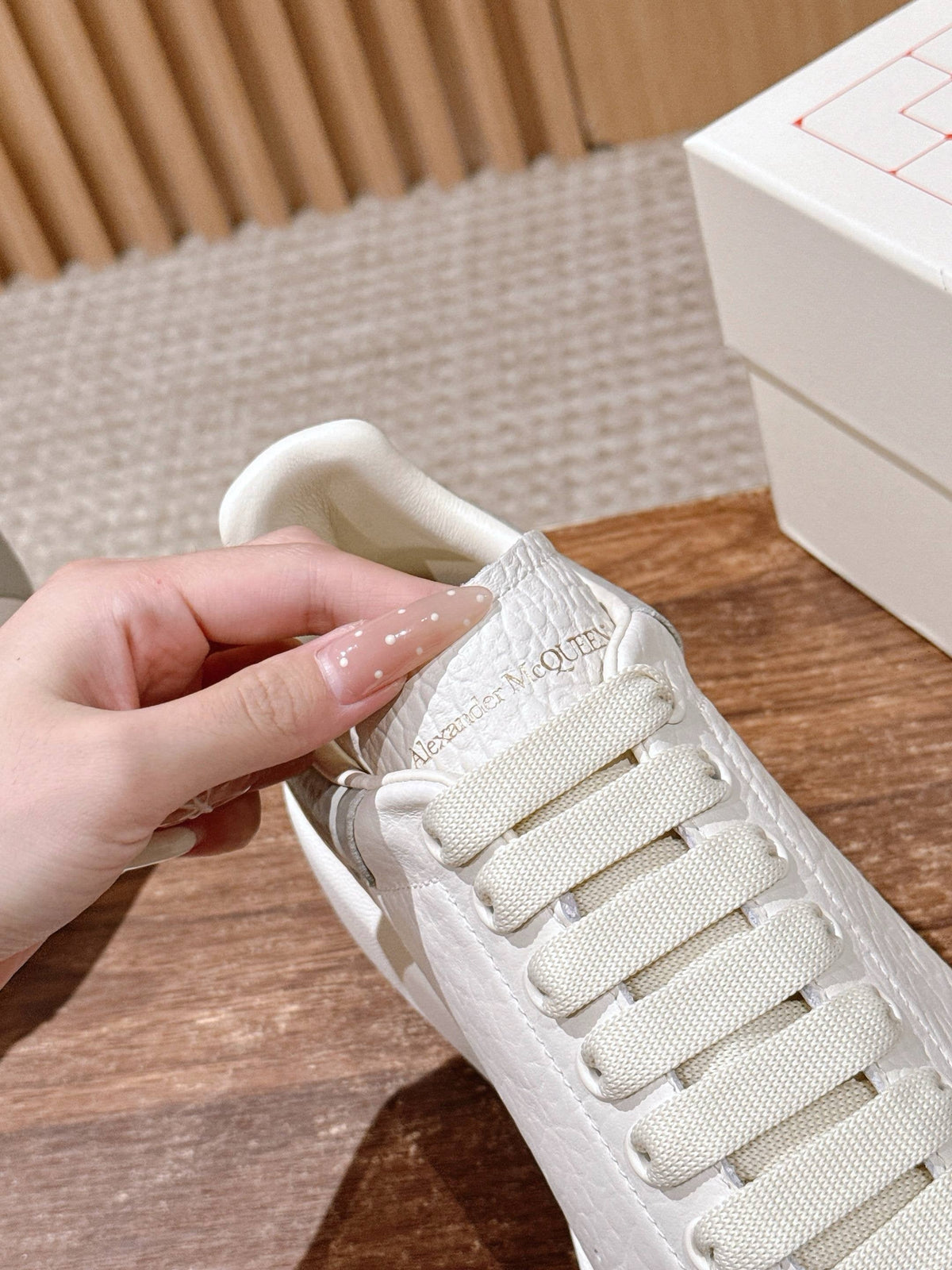 Schwarz-weiße Sneakers