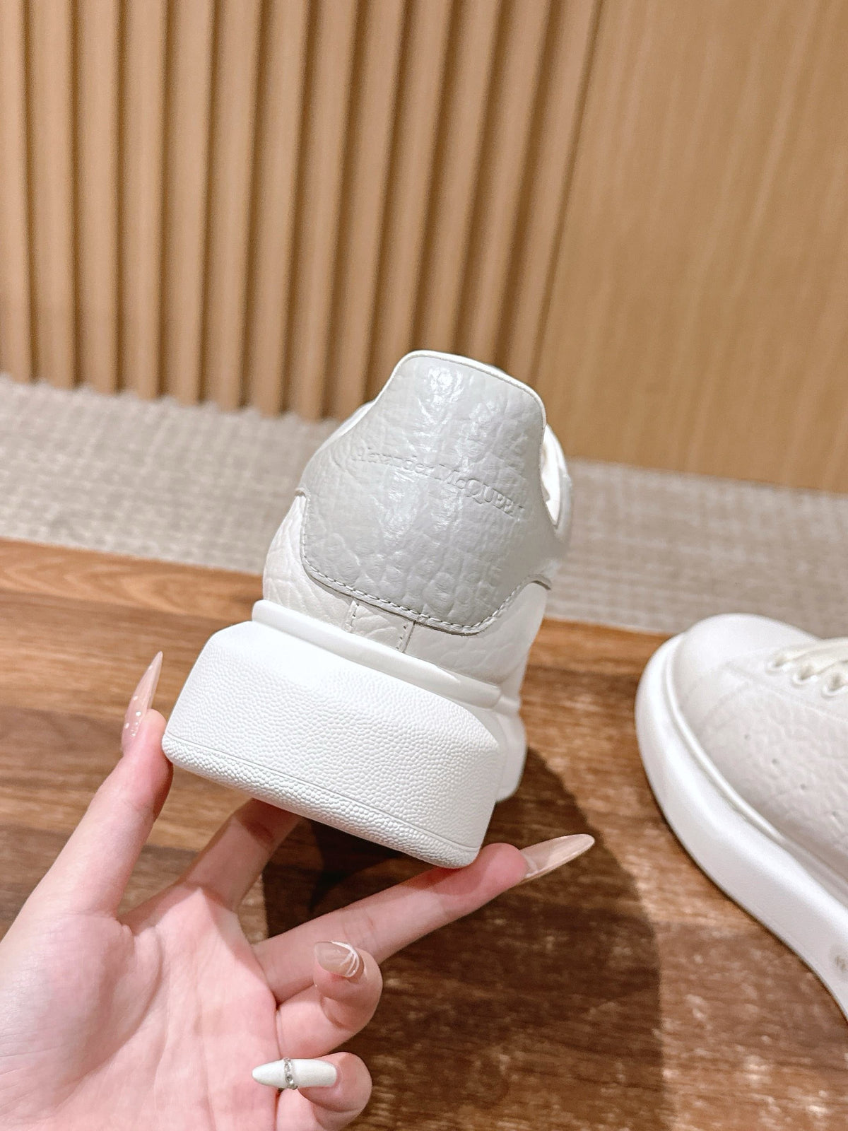 Schwarz-weiße Sneakers