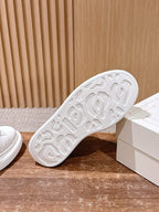 Schwarz-weiße Sneakers