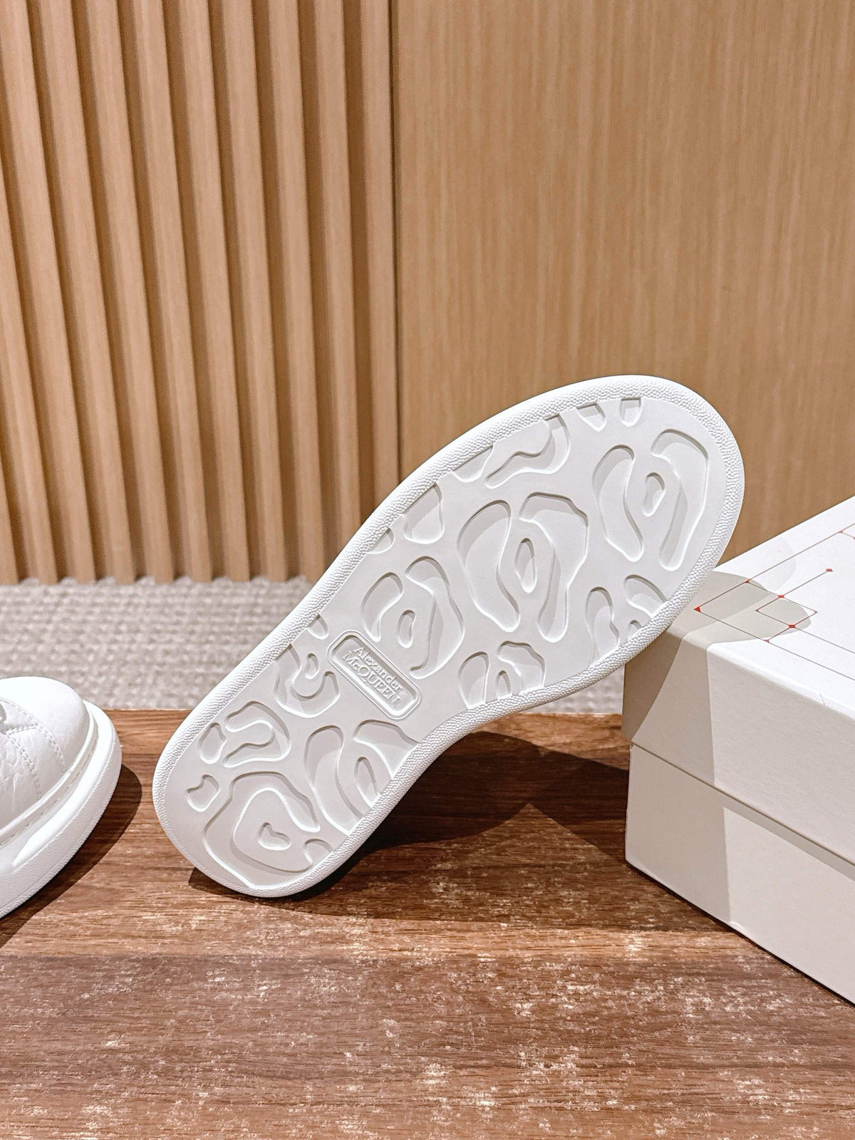 Schwarz-weiße Sneakers