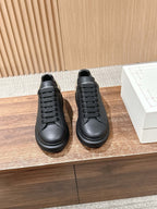Schwarz-weiße Sneakers