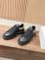 Schwarz-weiße Sneakers