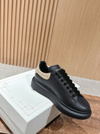 Schwarz-weiße Sneakers