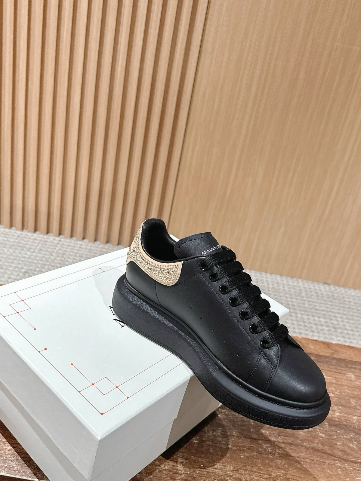 Schwarz-weiße Sneakers