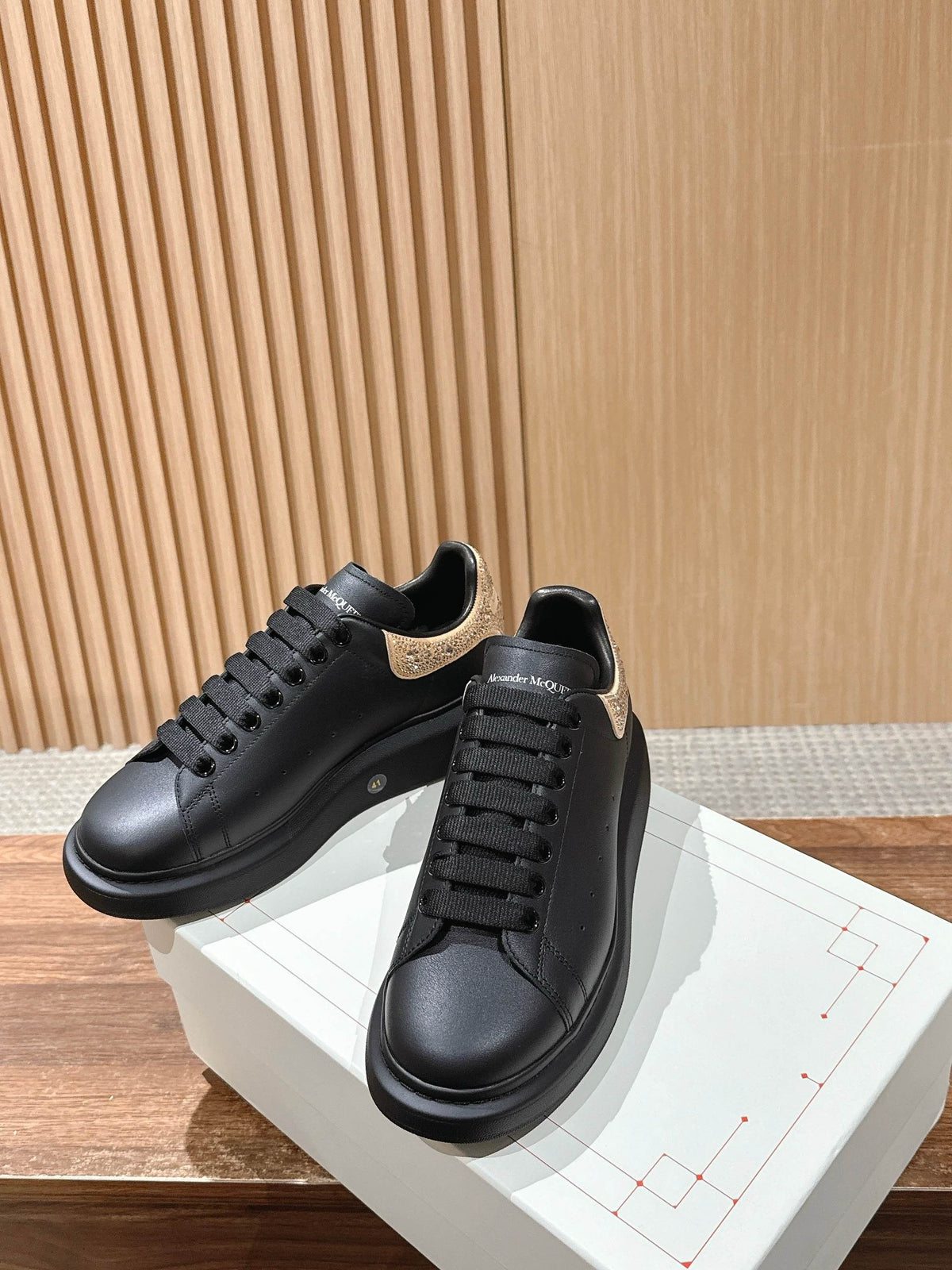 Schwarz-weiße Sneakers