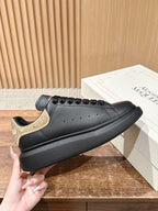 Schwarz-weiße Sneakers