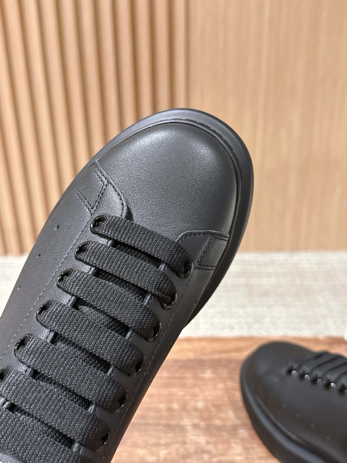 Schwarz-weiße Sneakers