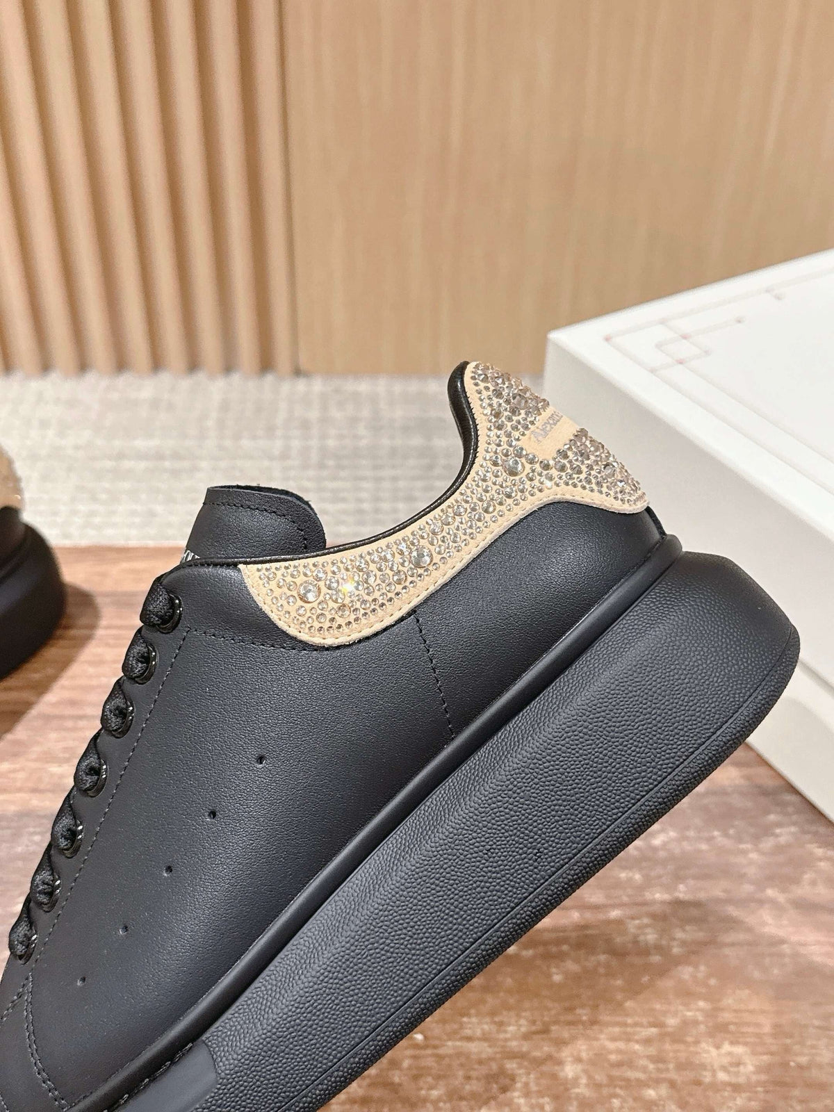 Schwarz-weiße Sneakers