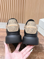 Schwarz-weiße Sneakers