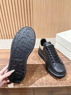 Schwarz-weiße Sneakers