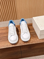 Weiß-blaue Turnschuhe