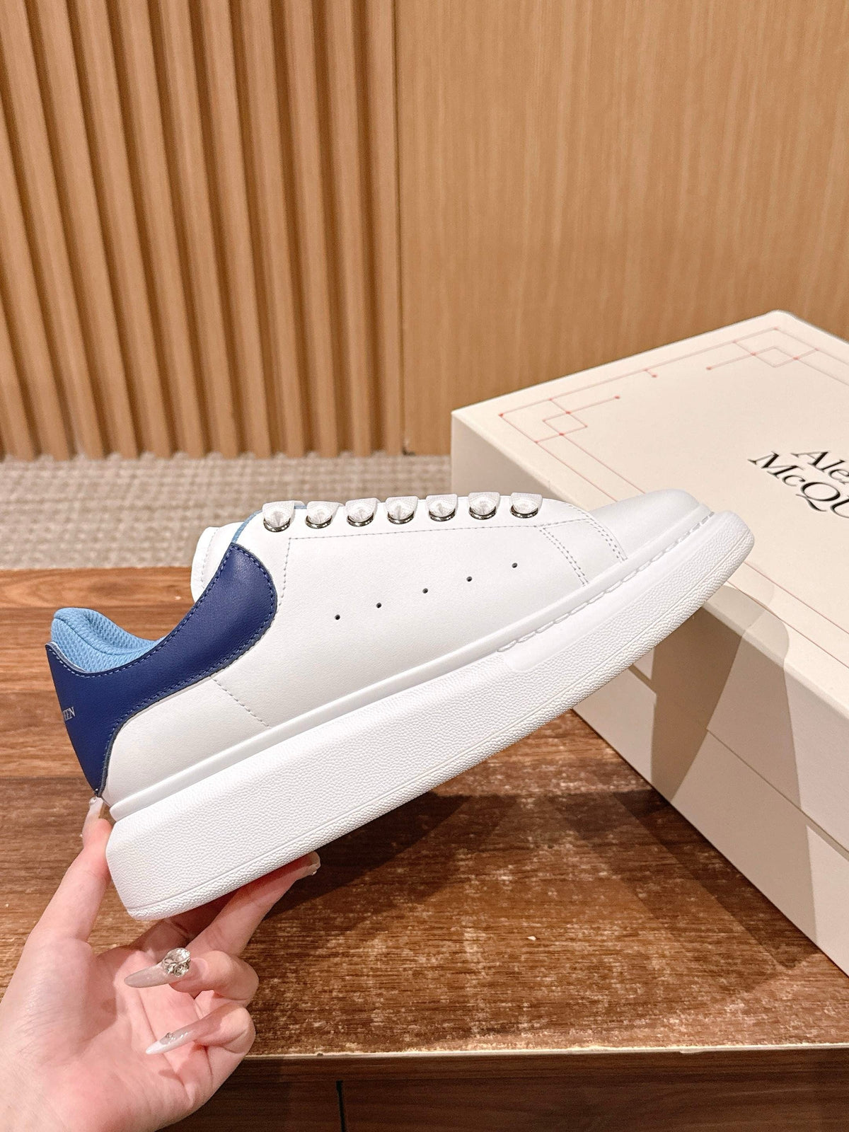 Weiß-blaue Turnschuhe