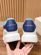 Weiß-blaue Turnschuhe