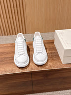 Weiß-grüne Turnschuhe