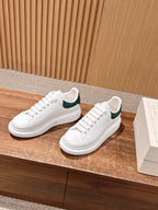 Weiß-grüne Turnschuhe