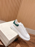 Weiß-grüne Turnschuhe