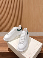 Weiß-grüne Turnschuhe