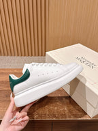 Weiß-grüne Turnschuhe