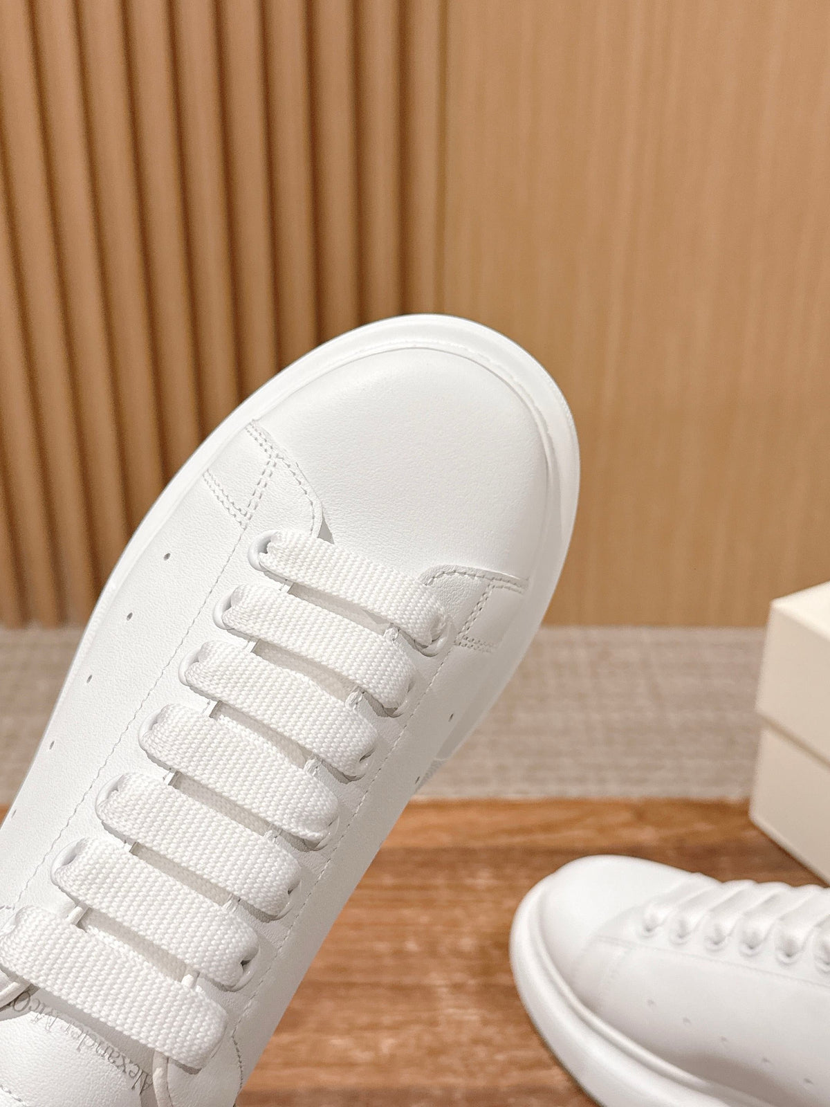 Weiß-grüne Turnschuhe