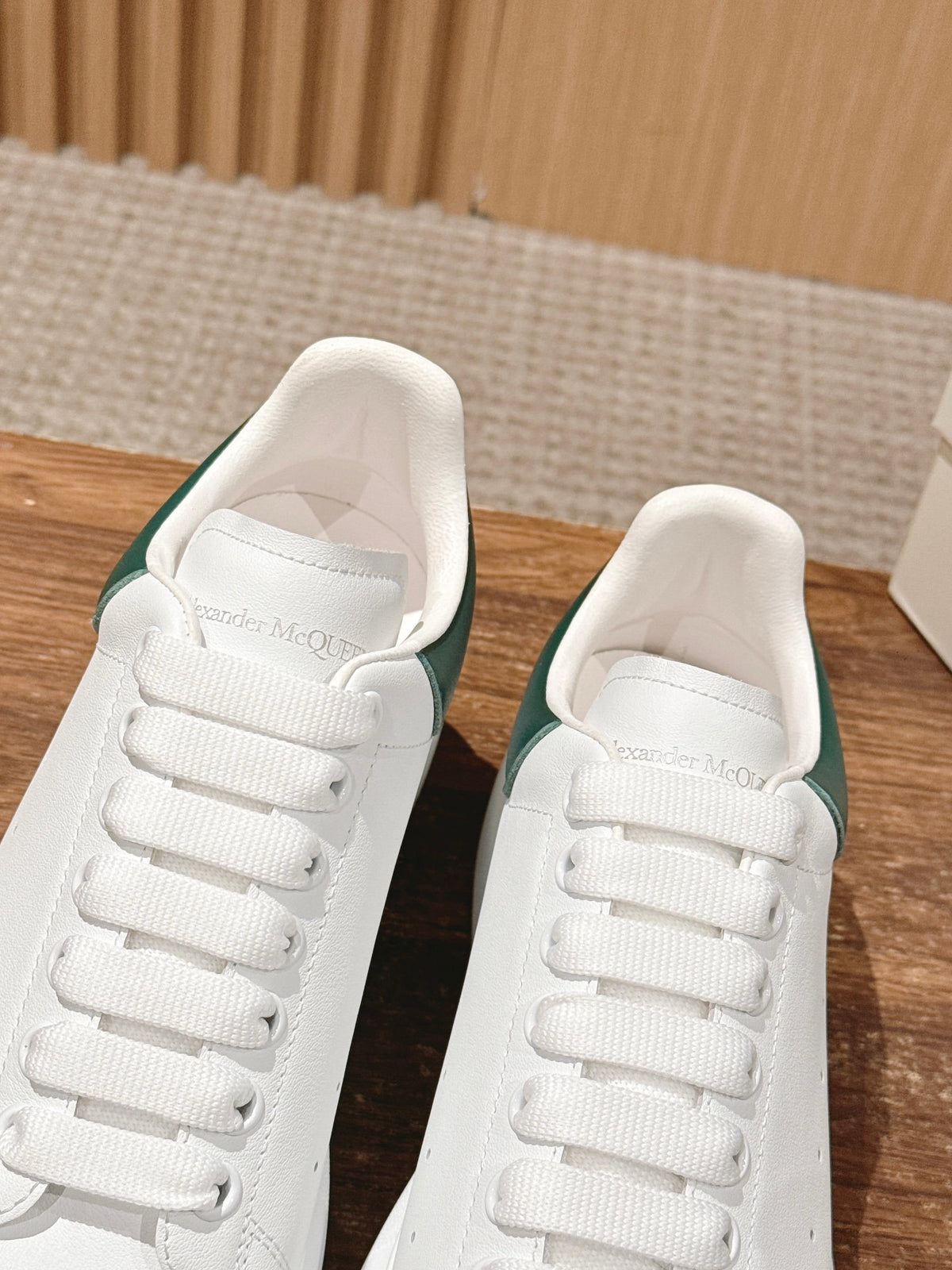 Weiß-grüne Turnschuhe