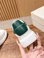 Weiß-grüne Turnschuhe