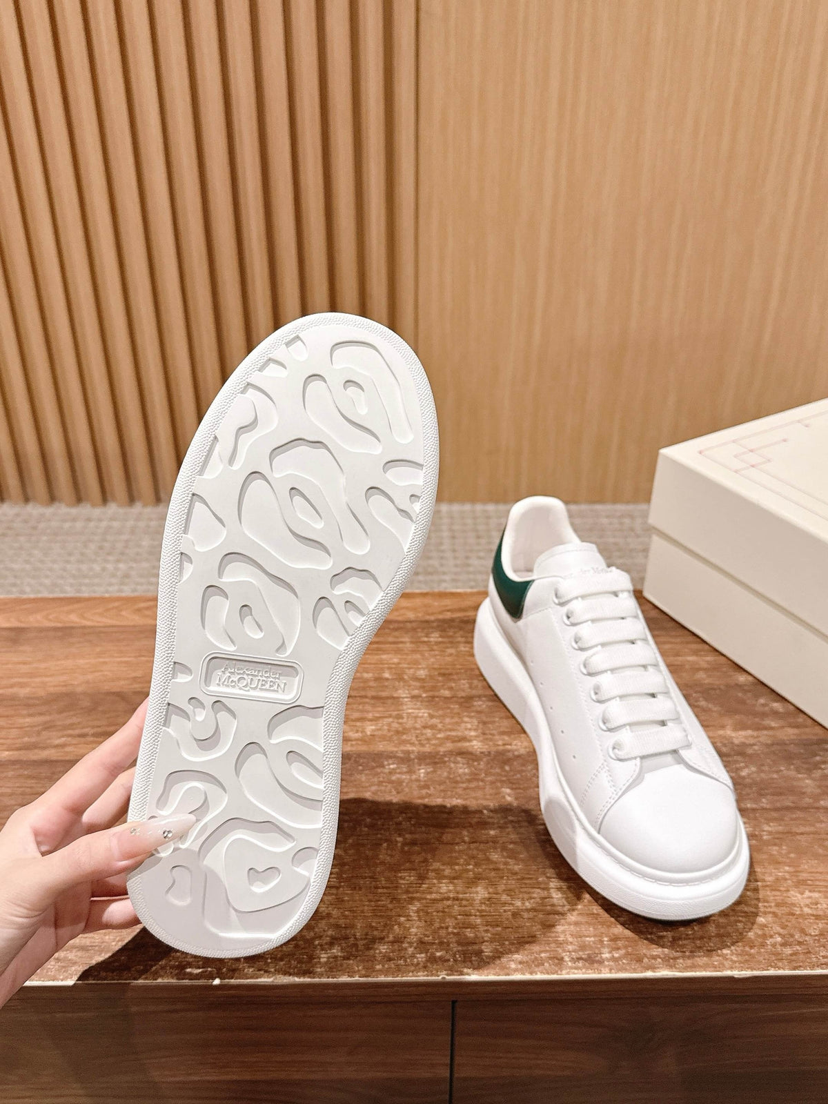 Weiß-grüne Turnschuhe