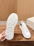 Weiß-grüne Turnschuhe