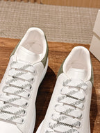 Olivgrüne und weiße Turnschuhe
