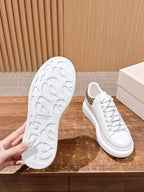 Olivgrüne und weiße Turnschuhe