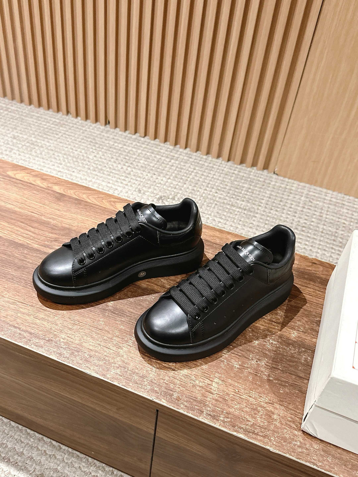Schwarze Turnschuhe