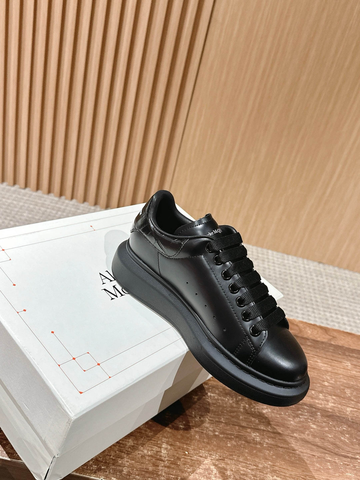 Schwarze Turnschuhe