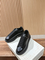 Schwarze Turnschuhe