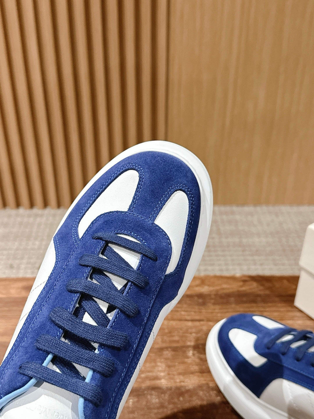 Schwarz-weiße Turnschuhe