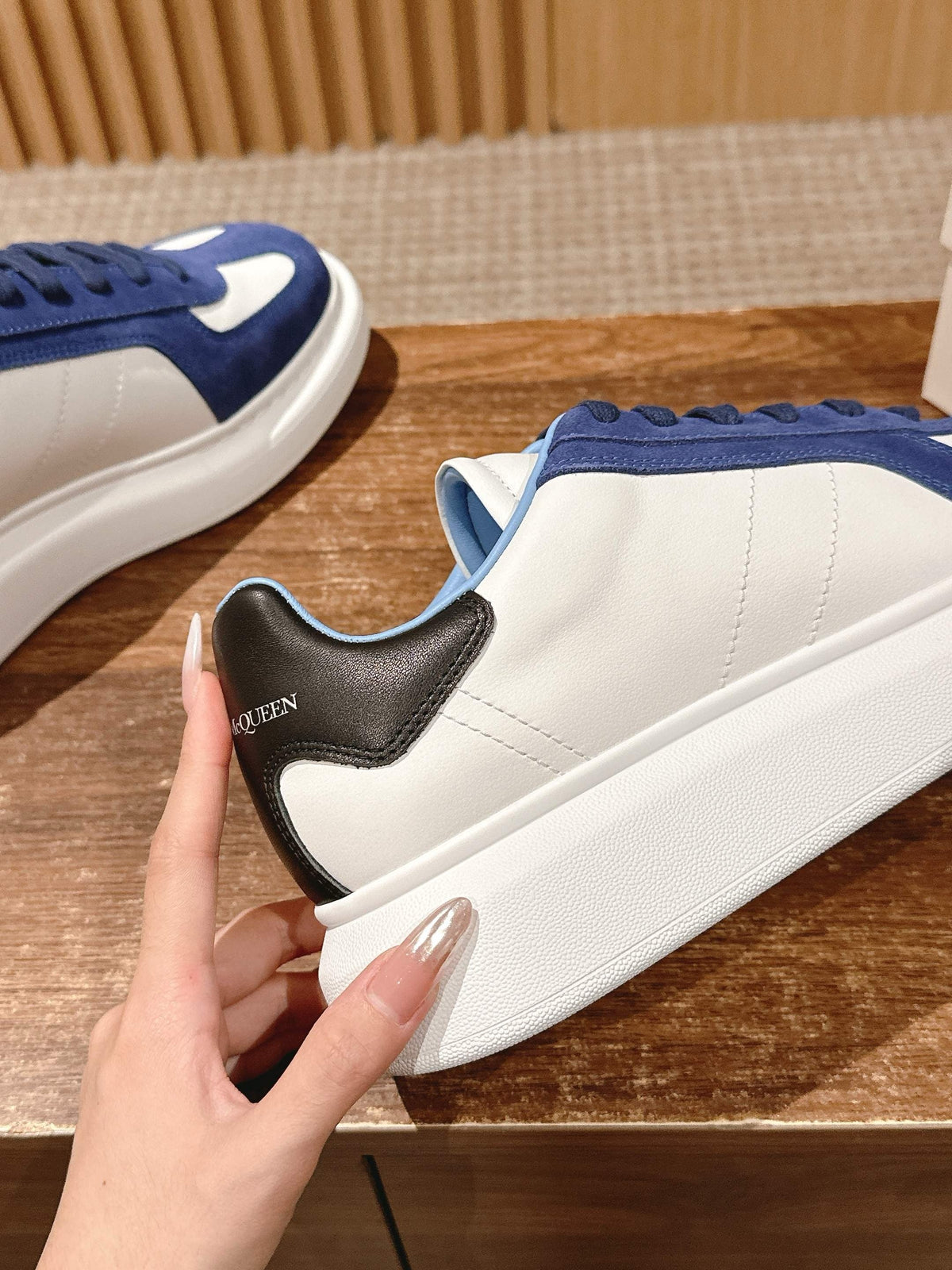 Schwarz-weiße Turnschuhe